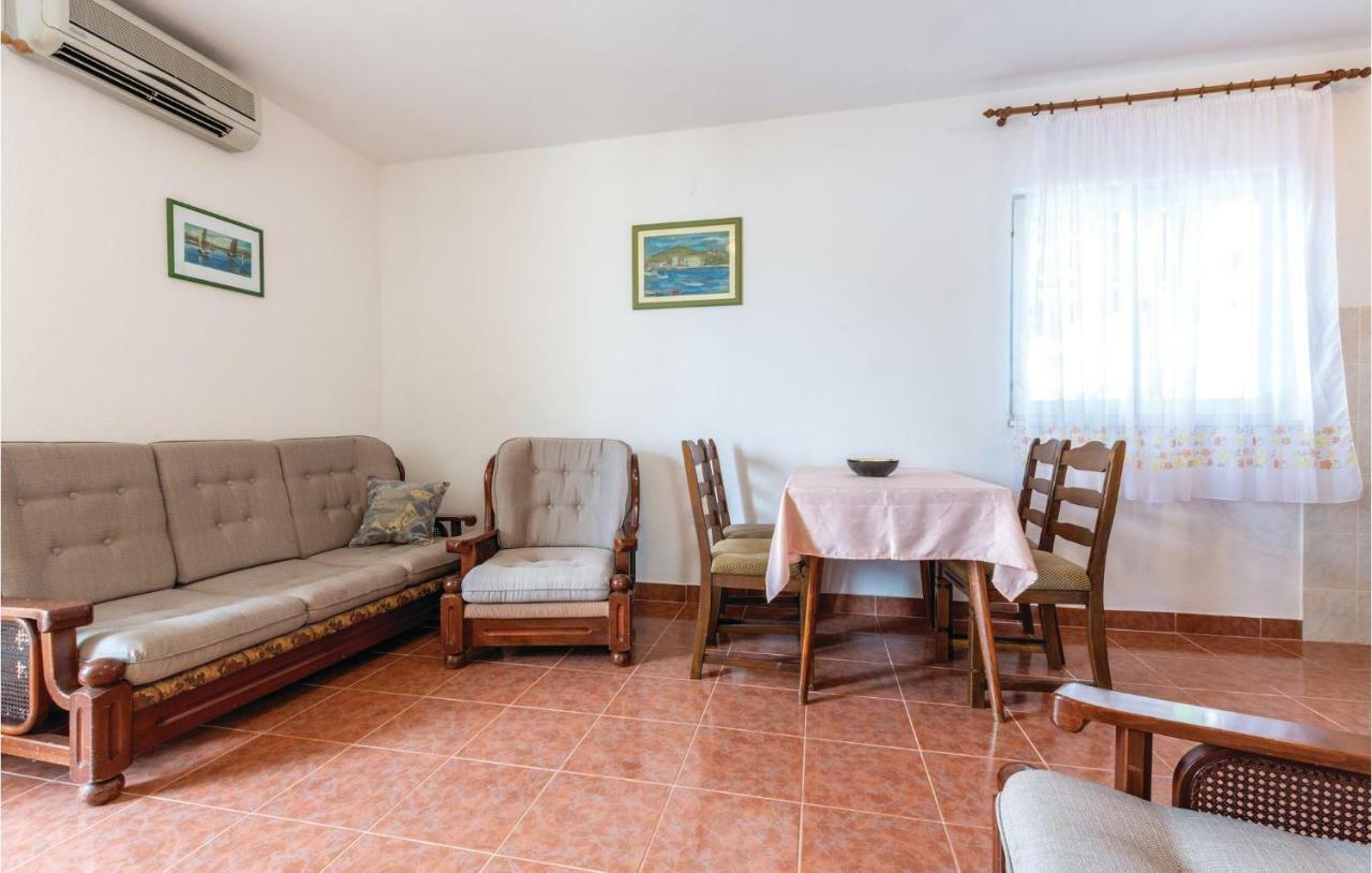 Cozy Apartment In Okrug Donji With Kitchen Donji Okrug Exterior foto